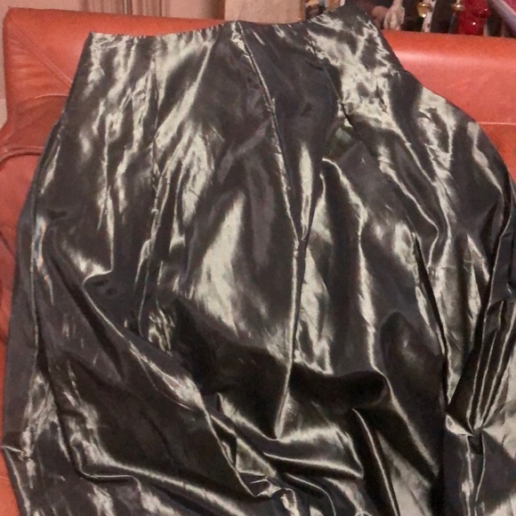 Stunning versatile skirt - Picture 3 of 5